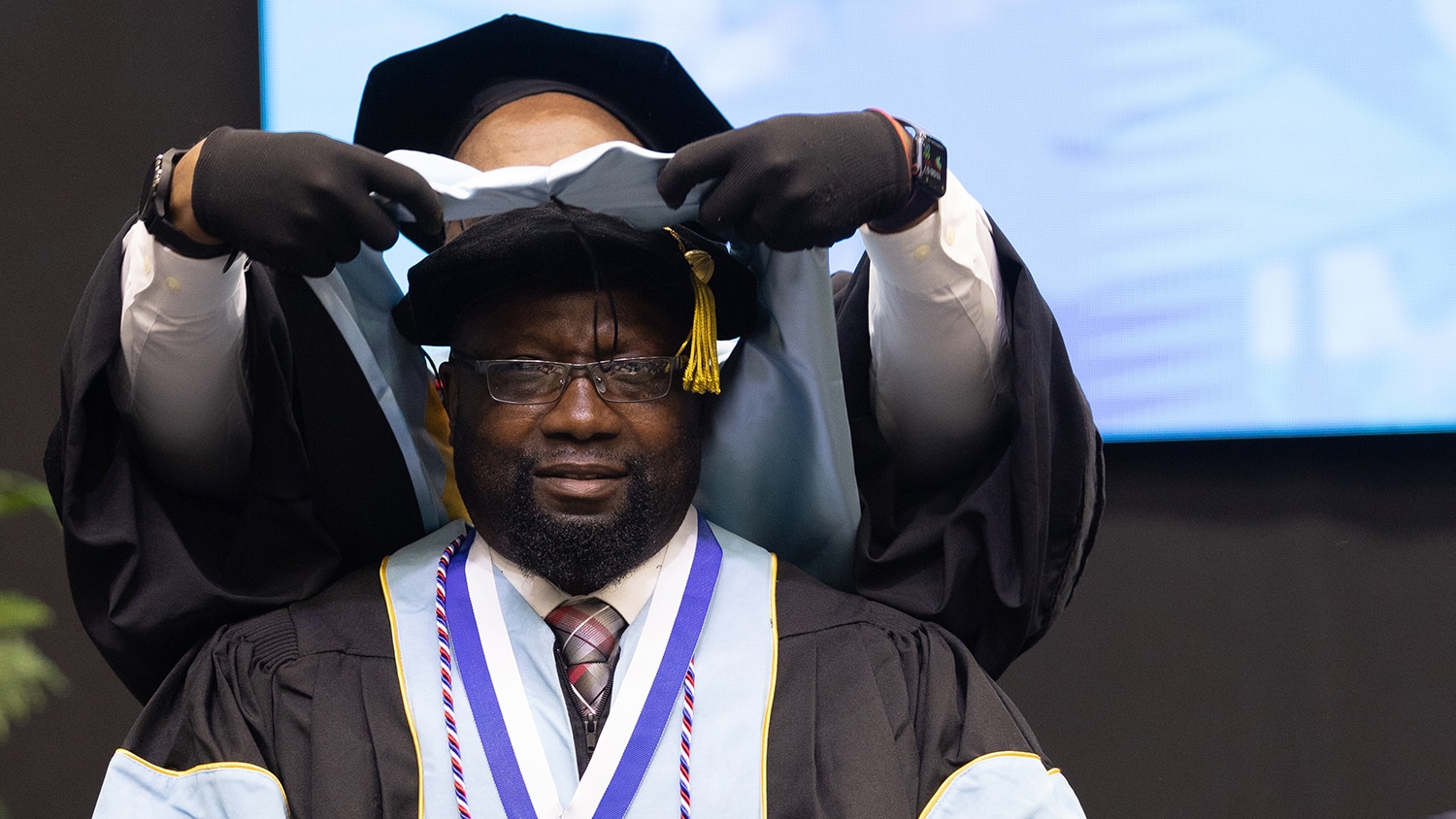 托尔·艾弗里在毕业典礼上戴上了兜帽