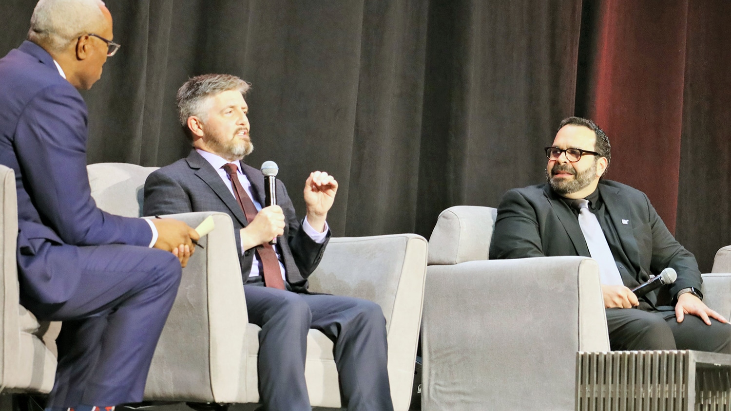 兽医学院教授马修·布林在V基金会30周年庆典上向观众致辞。