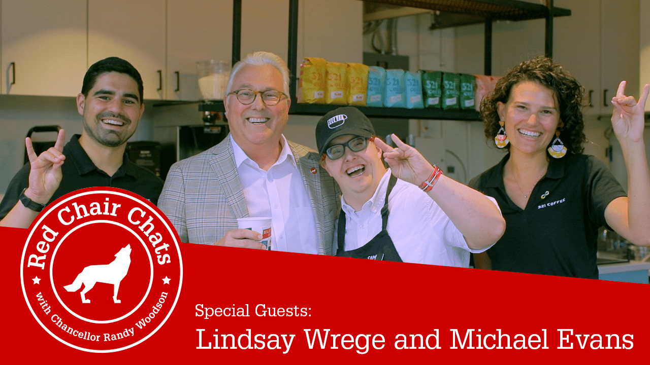 总理Woodson为照片准备 Michael Evans、Barista Sam和LindsayWrege