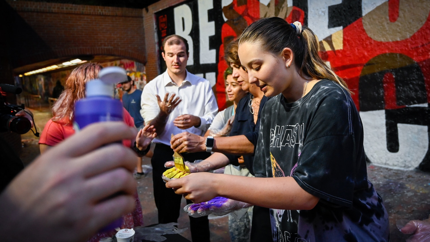 学生联手画出尊重包的壁画,每年校园活动以多样性、公平和包容为重点