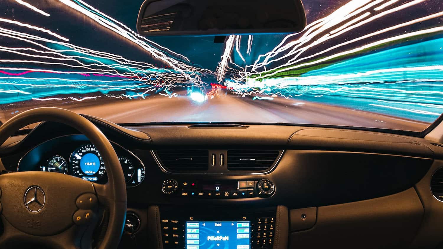 照片显示前座和车盘,轮子上没有驱动灯光穿透窗口表示汽车高速移动