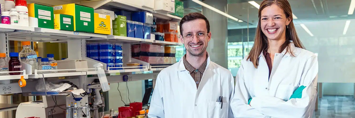 两位NC州研究者穿白实验大衣