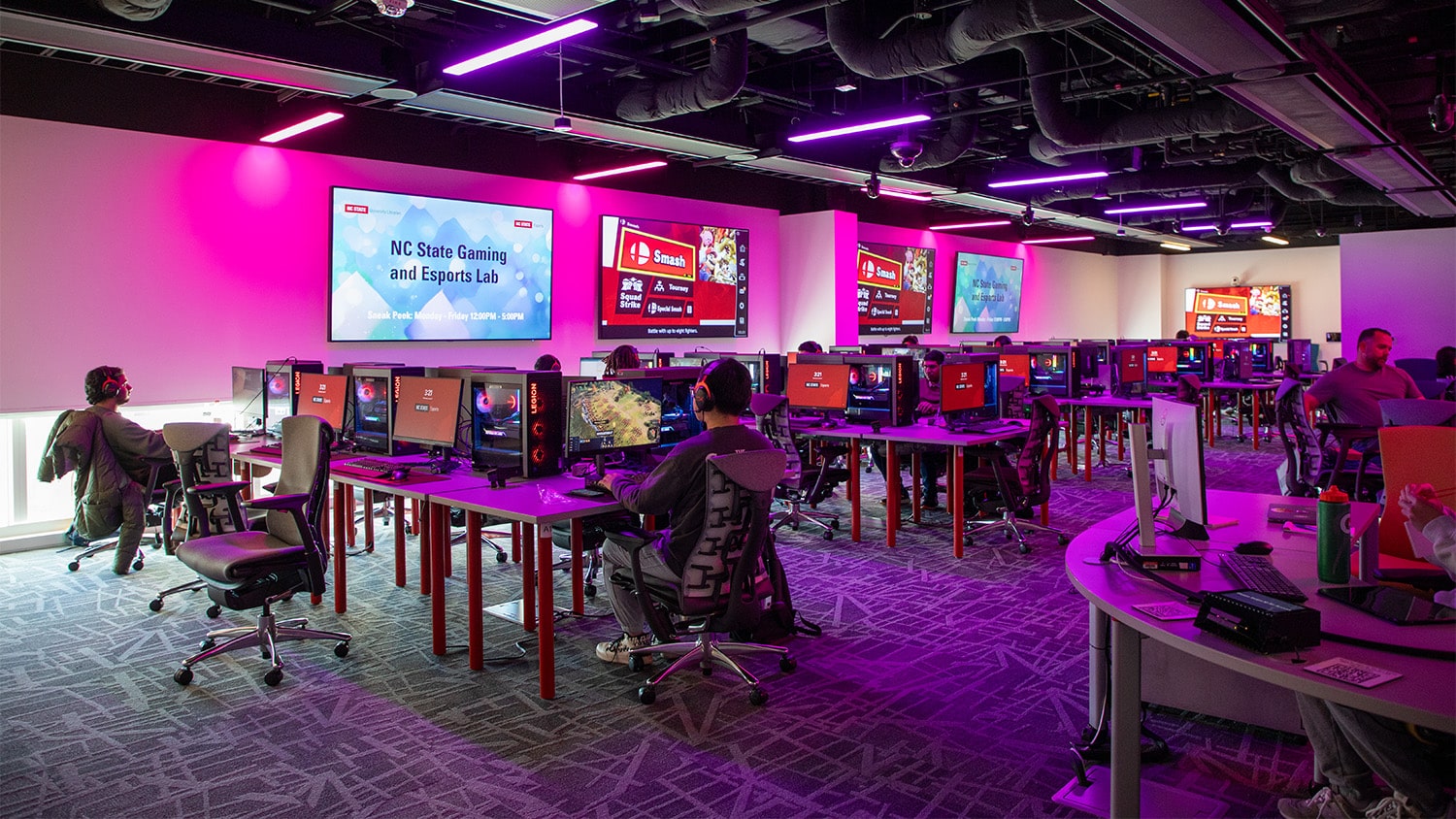 学生在Hunt库NC州博弈和Esports实验室内玩游戏照片由MattisonDomke-Latz提供