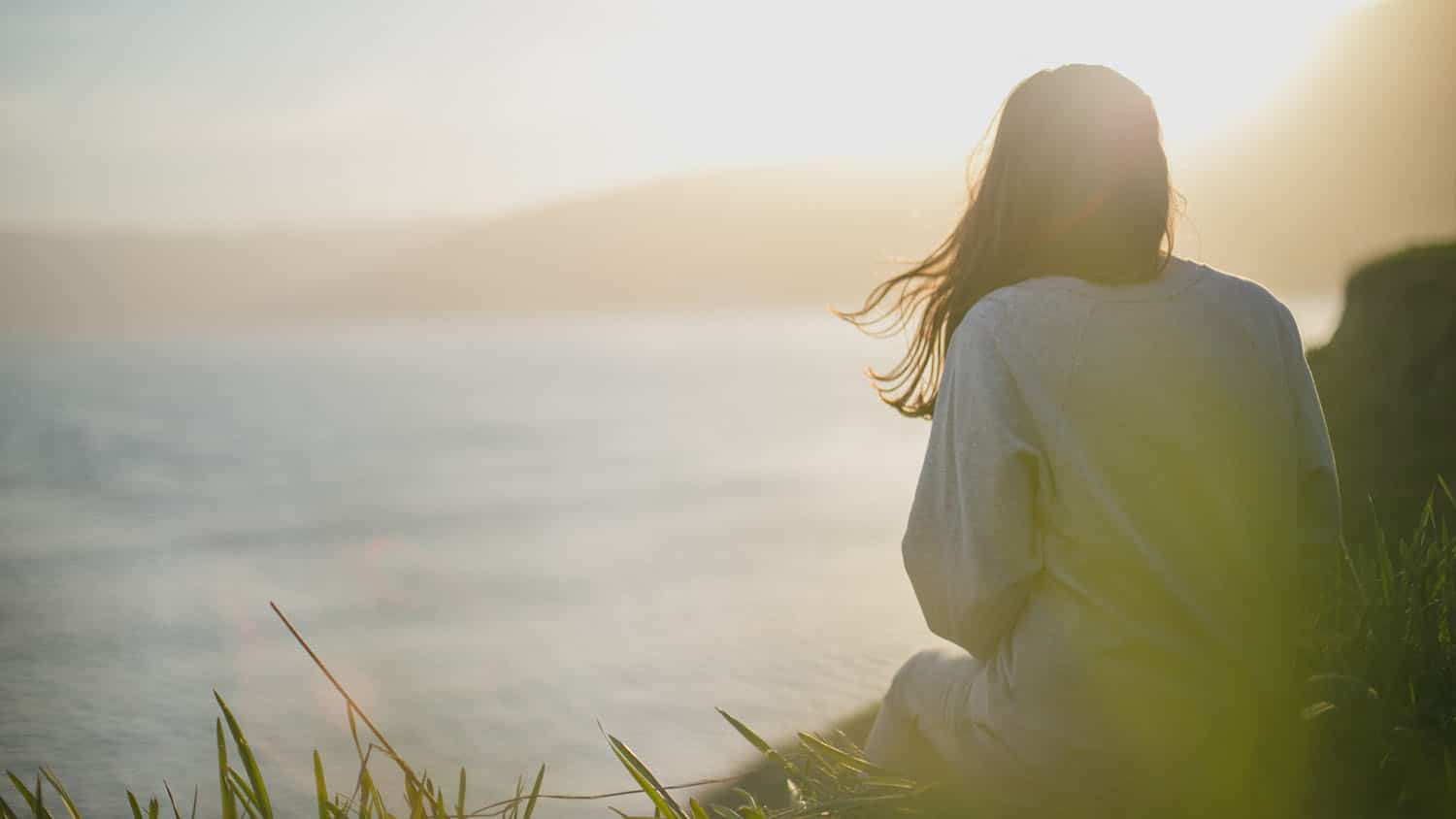 图片显示后方视图 一个女人坐在山坡