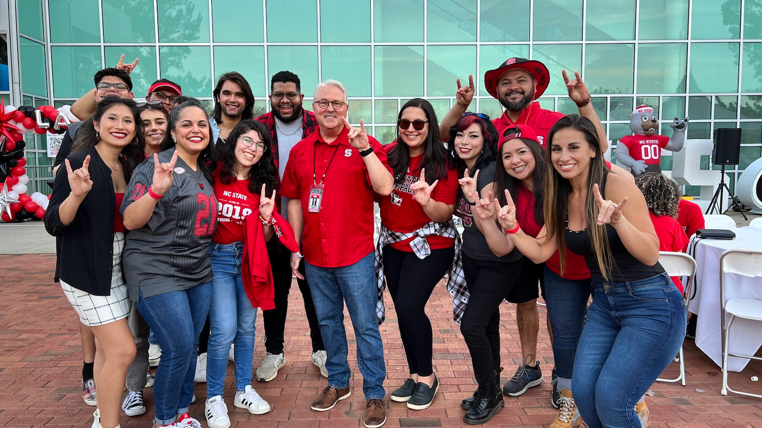 Liatex校友网成员与总理Randy Woodson一起参加2022年红白周返校游戏