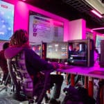 学生在实验室计算机上玩游戏