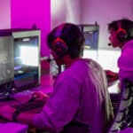 两位学生在实验室计算机上玩游戏