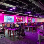 广观NC州博弈实验室显示学生在带紫色光室计算机上博弈