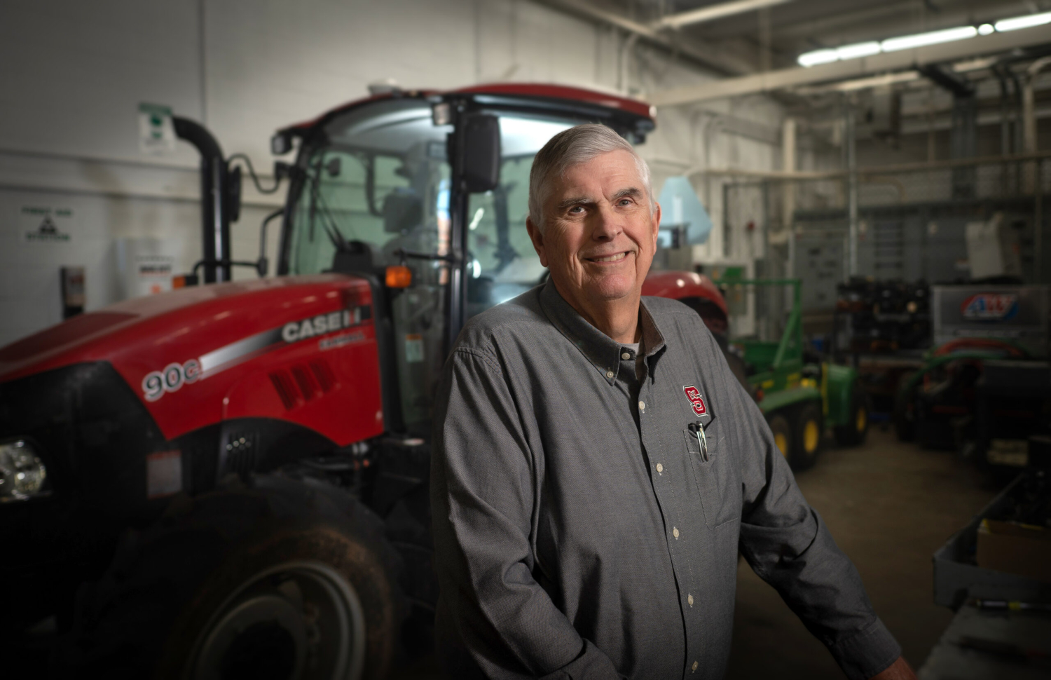 人站在室内店前拖拉机