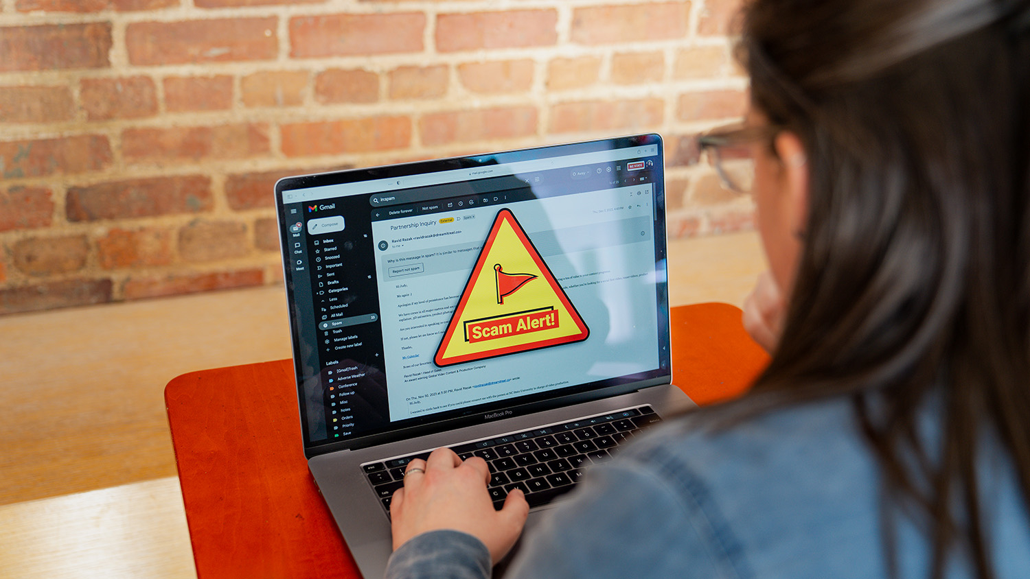 坐在计算机上的学生看到骗局警示