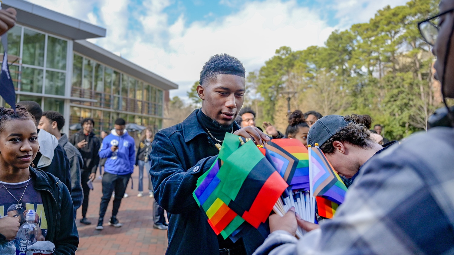 学生向大群中的其他学生举旗,聚集在Stapord公共文件上参加March像Martin事件小马丁路德金日2024
