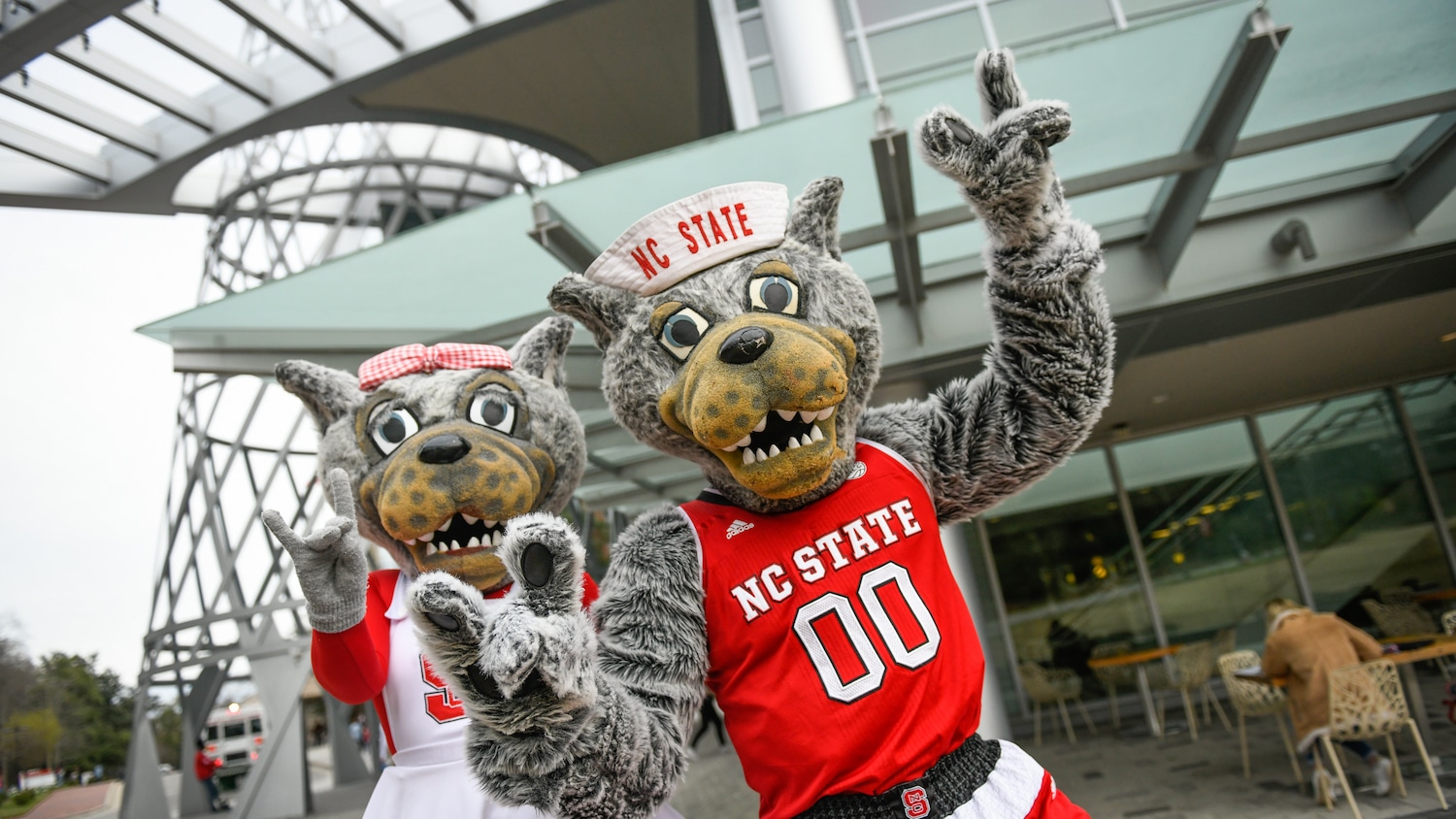 师傅和Ms.武夫大校园展示学校精神