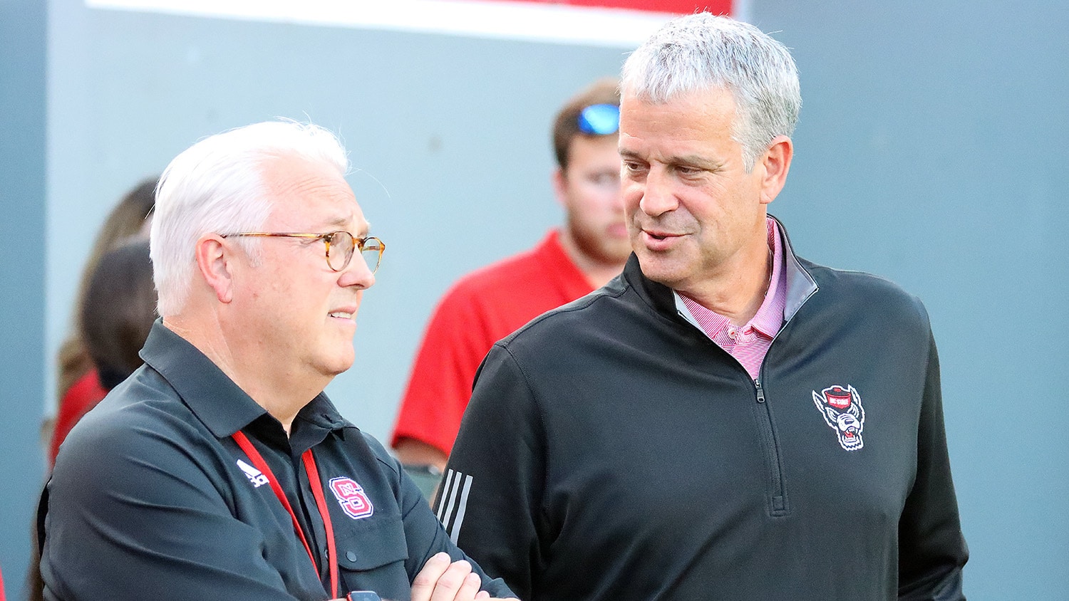 兰迪·伍顿总理(左派)与Athletics BooCorrigan主管站在一起