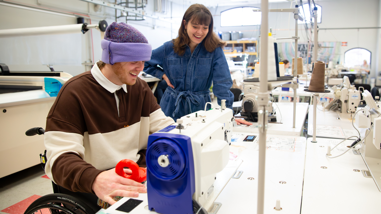 Kalebspivey坐轮椅使用缝纫机上手踏设备,SamPearce监视