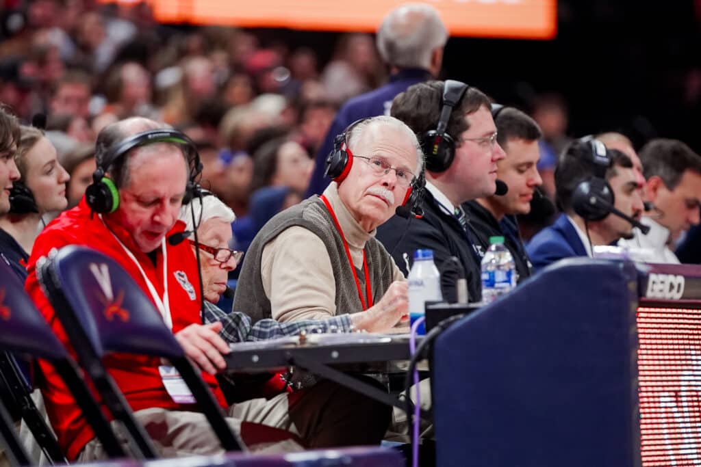 Gary Hahn与其他播音员坐在一起打篮球