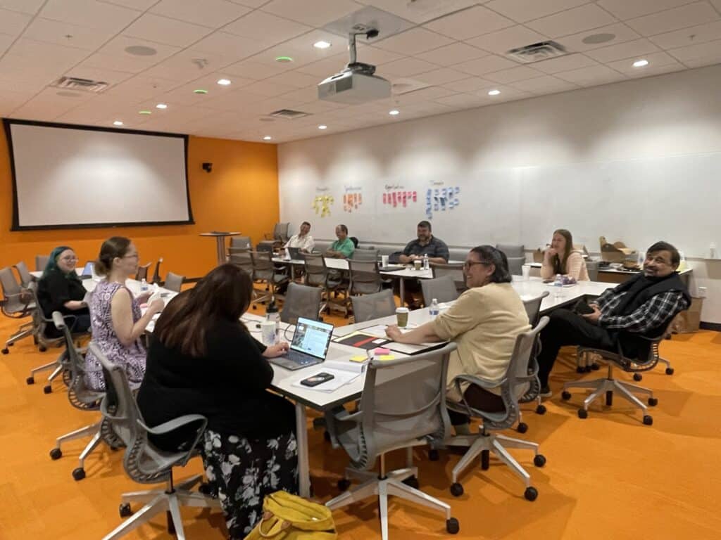 多位PDU员工坐在会议室U形表旁