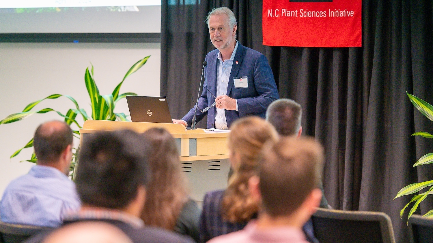 Adrian Percy从讲台上向人群发声