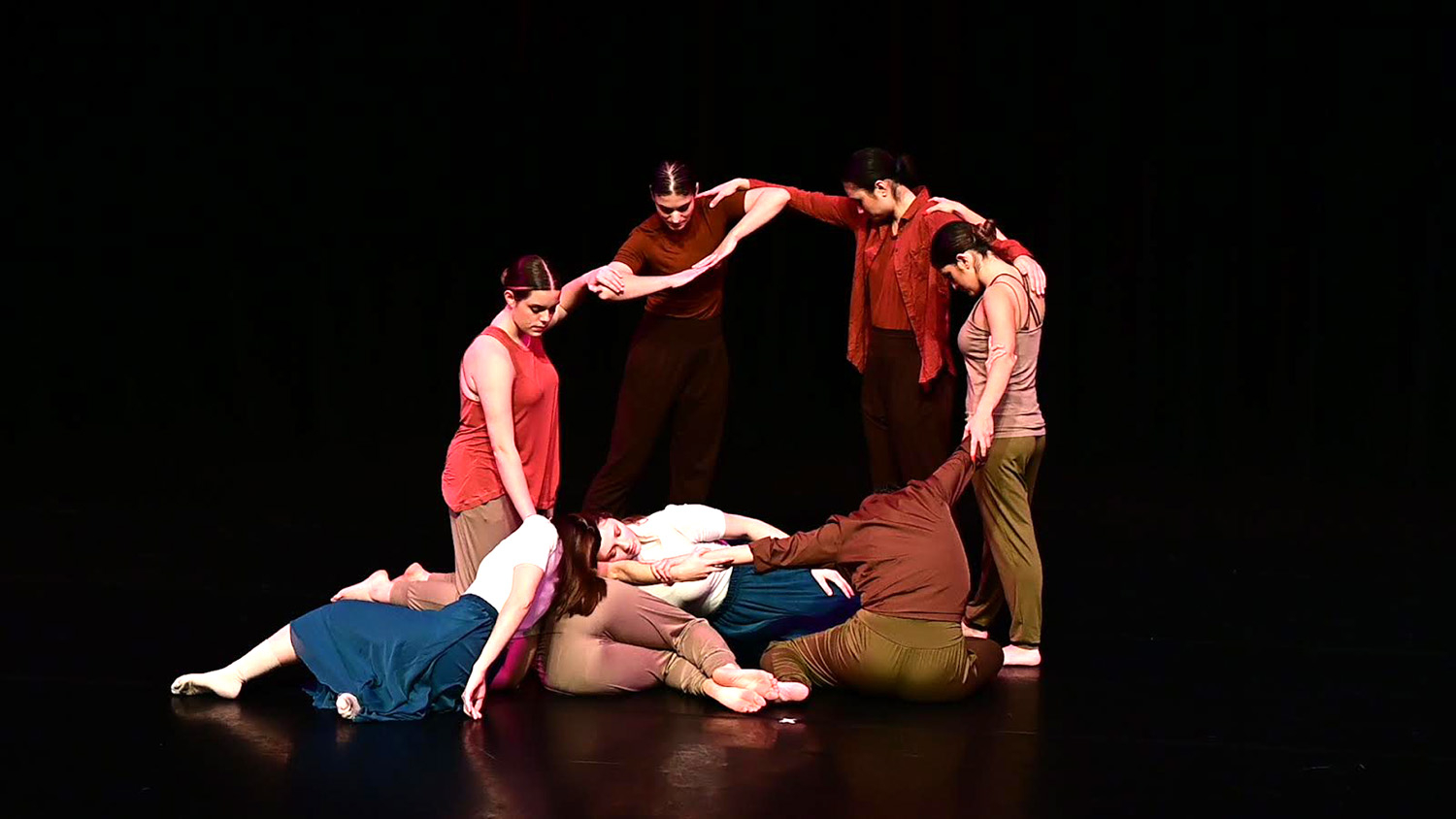 Layla El-Khoury's'Flances'展示流银行通过舞蹈侵蚀过程和影响