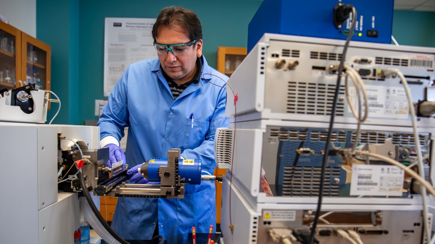 Nelson Vinueza调整质谱机